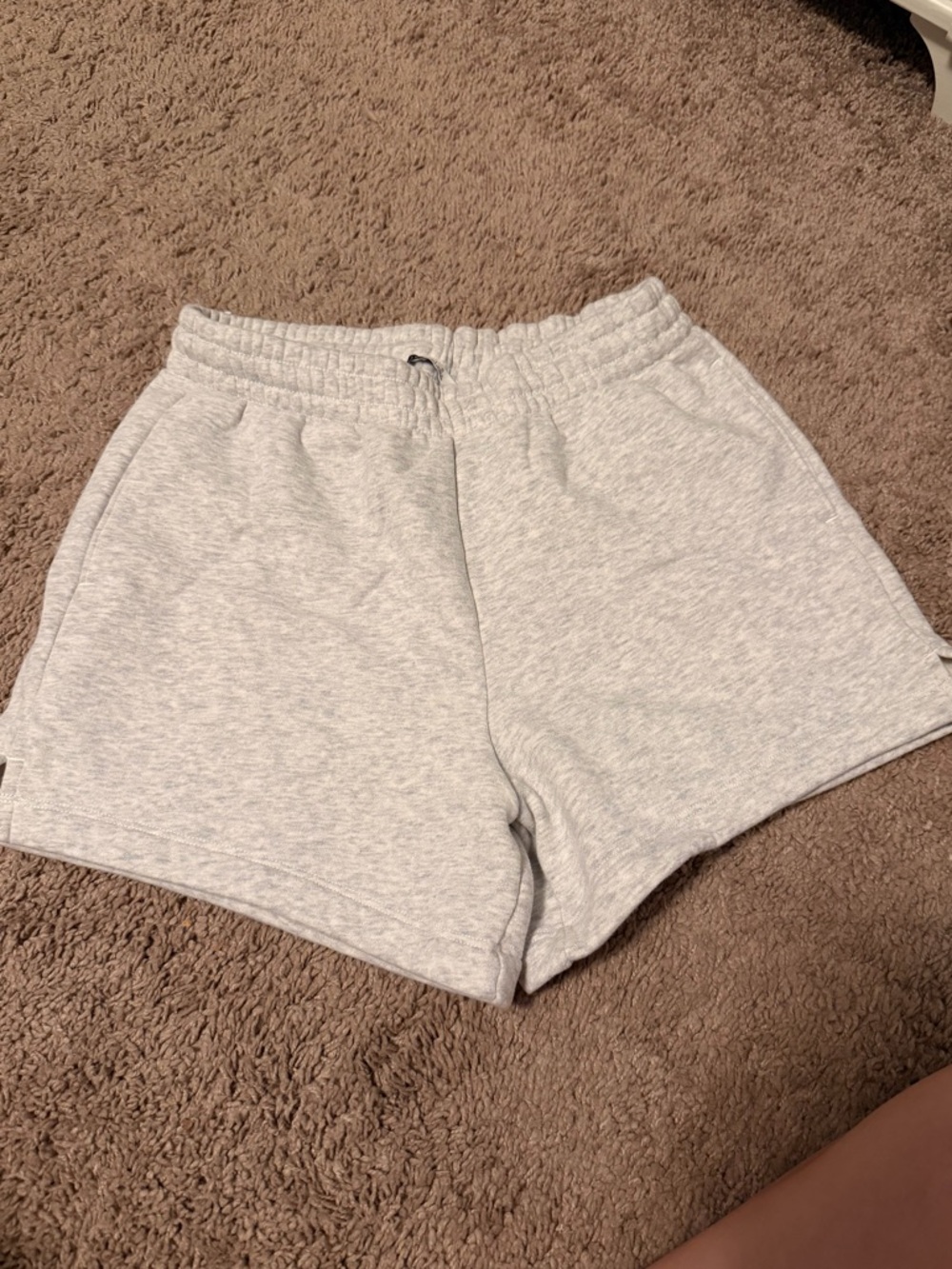 Abercrombie Mid Rise Sunday Short - Picture 2 of 5